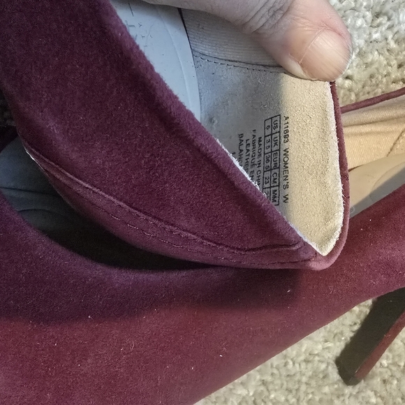 Rockport Burgundy Heels with Silver Accents - Picture 4 of 9